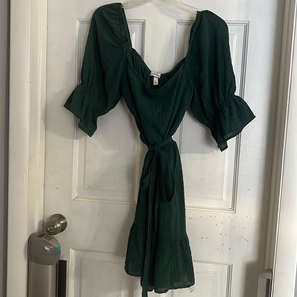 Super flattering and cute green dress